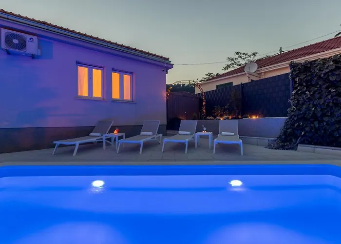 Katess With Heated Pool *