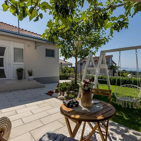 Katess With Heated Pool Vila *