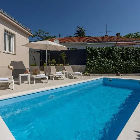 Katess With Heated Pool Vila *
