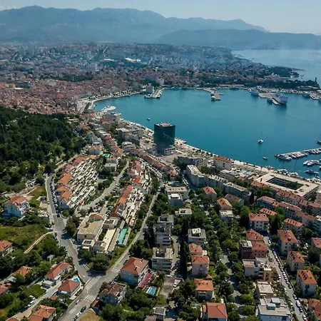 Katess With Heated Pool