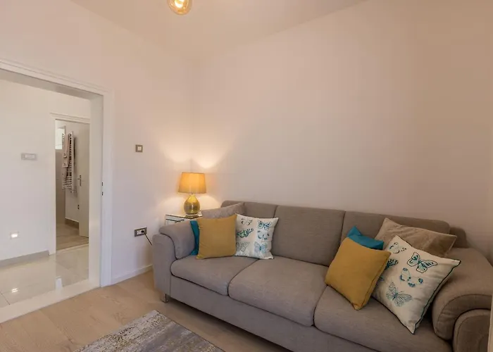 Katess With Heated Pool Split