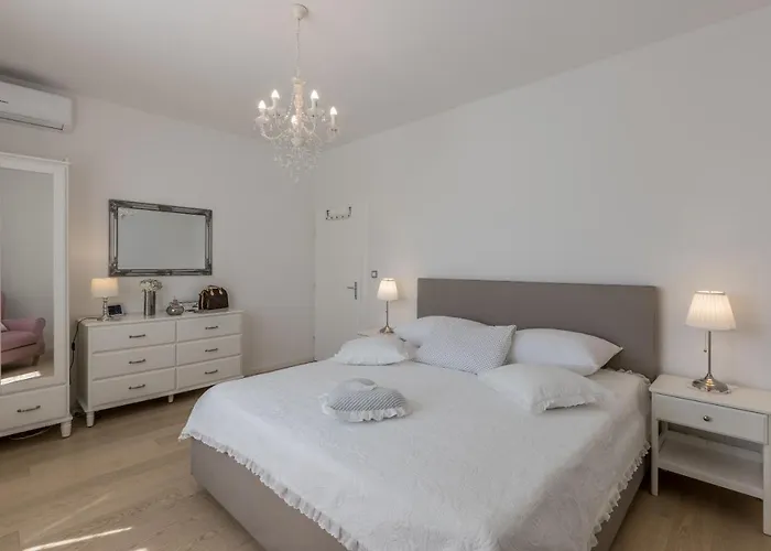 Katess With Heated Pool Villa *