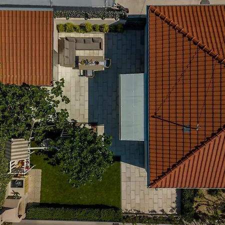 Katess With Heated Pool Split